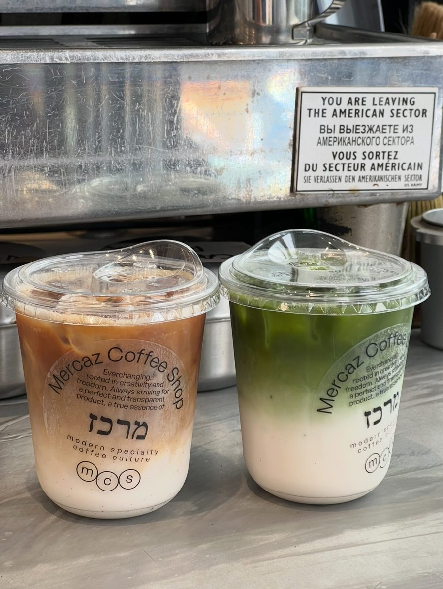 קפה קר ומאצ׳ה קרה בכוסות טייק אוויי של מרכז