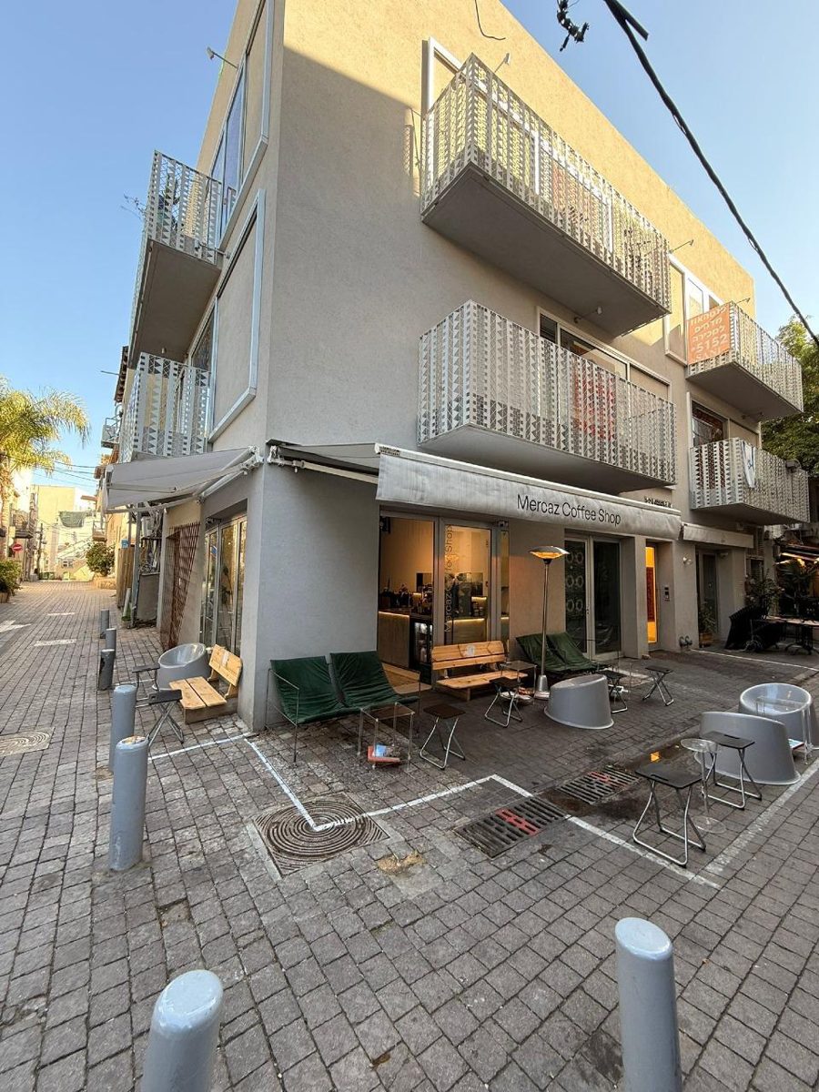 פינת בית הקפה ומקומות הישיבה בחוץ